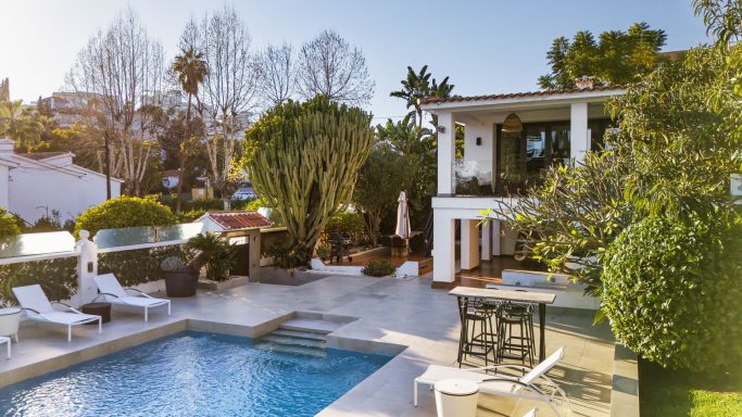 VILLA JASMINE. LA CAMPANA IMPRESIONANTE VILLA EN NUEVA ANDALUCÍA