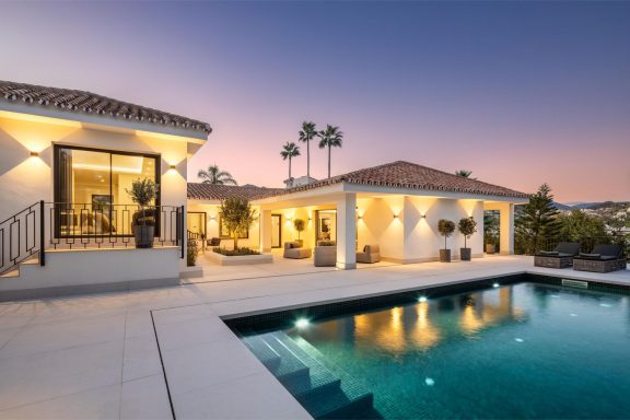 VILLA LOS LIMONEROS. NUEVA ANDALUCÍA VILLA CAUTIVADORA EN NUEVA ANDALUCÍA